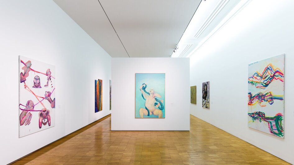 Innenansicht einer Galerie mit zeitgenössischen Kunstwerken.