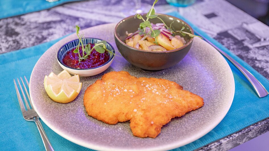 NOVA-AIR in Graz: Zartes Schnitzel mit Beilagen und Sauce.