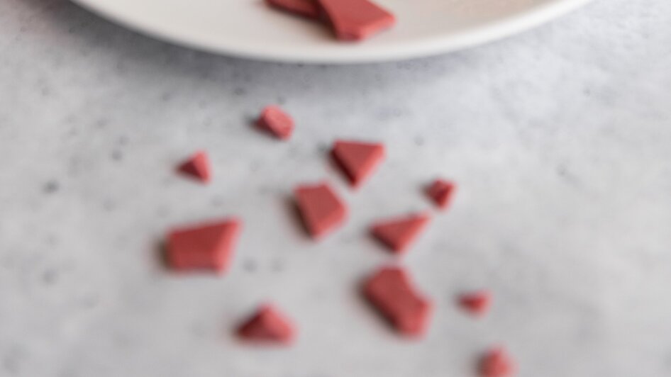 Kreative Dessertpräsentation mit Erdbeeren.