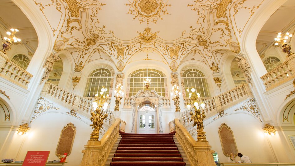 Faszinierender Innenraum der Oper Graz mit kunstvollen Details. | © Graz Tourismus - Harry Schiffer