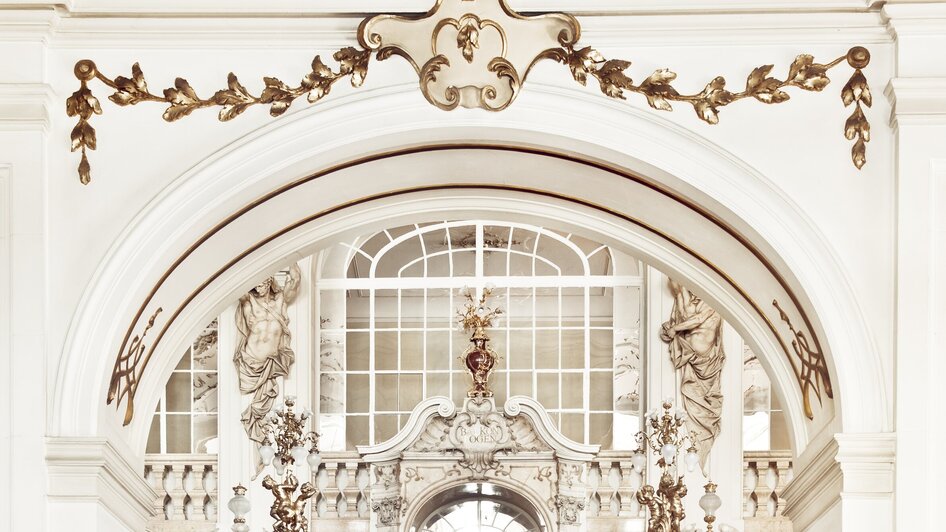 Die prachtvolle Treppe in der Oper Graz, umgeben von filigraner Architektur. | © Opernhaus Graz +