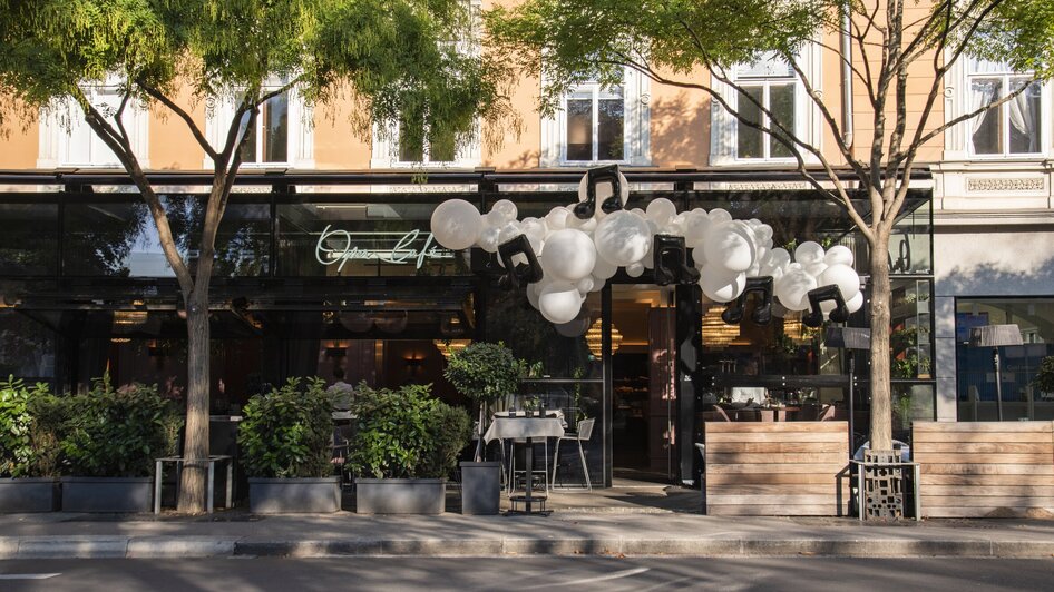 Moderne Fassade des Operncafés mit Ballondekoration.