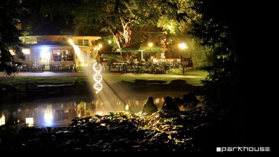 Gemütlicher Abend im Parkhouse, das Essen und Trinken im Grazer Stadtpark bietet.
