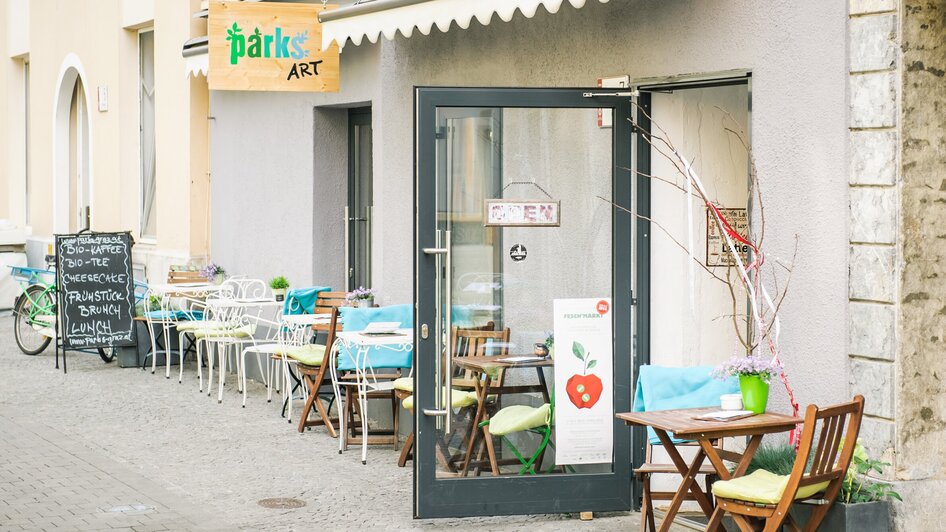 Kaffeeladen in Graz mit Außenplätzen und offener Tür. | © Martin Pabis & Martina Rötzer