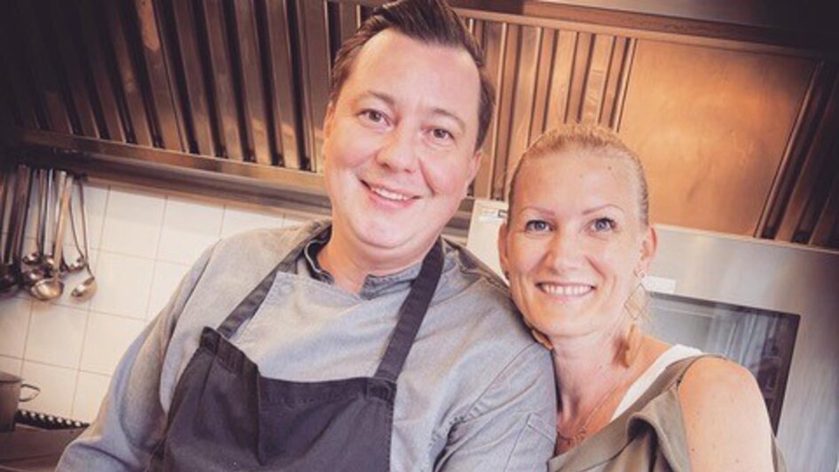 Fröhliches Paar in einer Küche, bereit zum Kochen. | © PEP