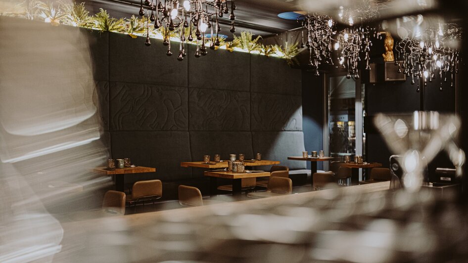 Pink Elephant I Essen & Trinken in Graz | © Joel Kernasenko Elegantes Restaurantinterieur mit stilvollen Tischen und Kronleuchtern. | © Joel Kernasenko
