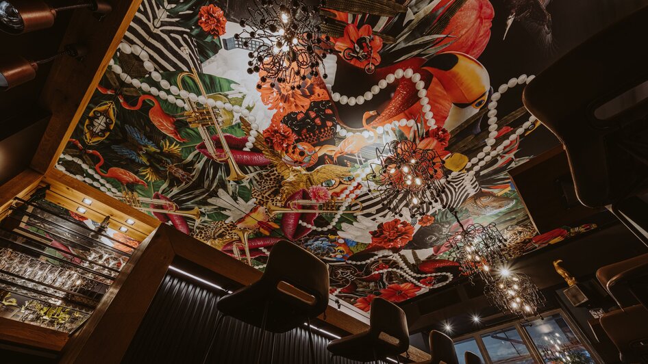 Pink Elephant I Essen & Trinken in Graz | © Joel Kernasenko Blick auf die kunstvoll dekorierte Decke in einem Restaurant. | © Joel Kernasenko