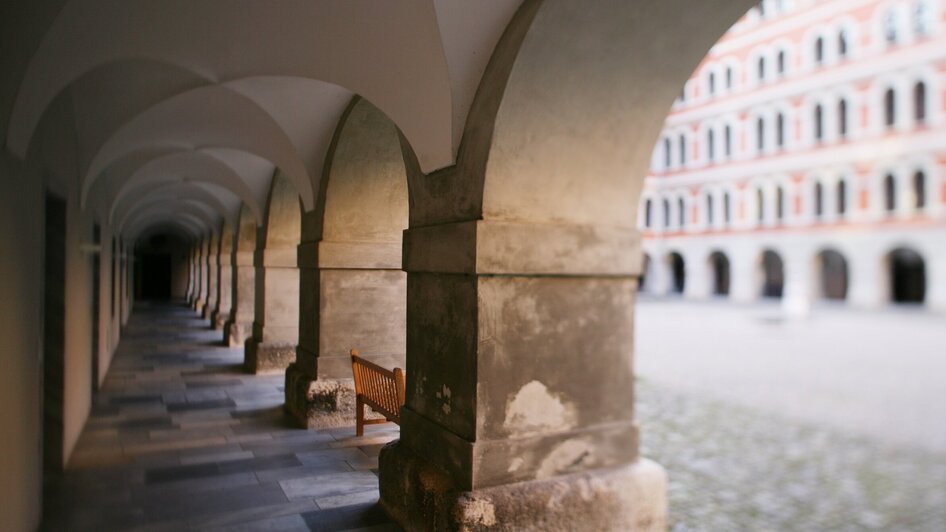 Innenansicht des Priesterseminars in Graz mit gewölbten Bögen. | © Graz Tourismus - Harry  Schiffer