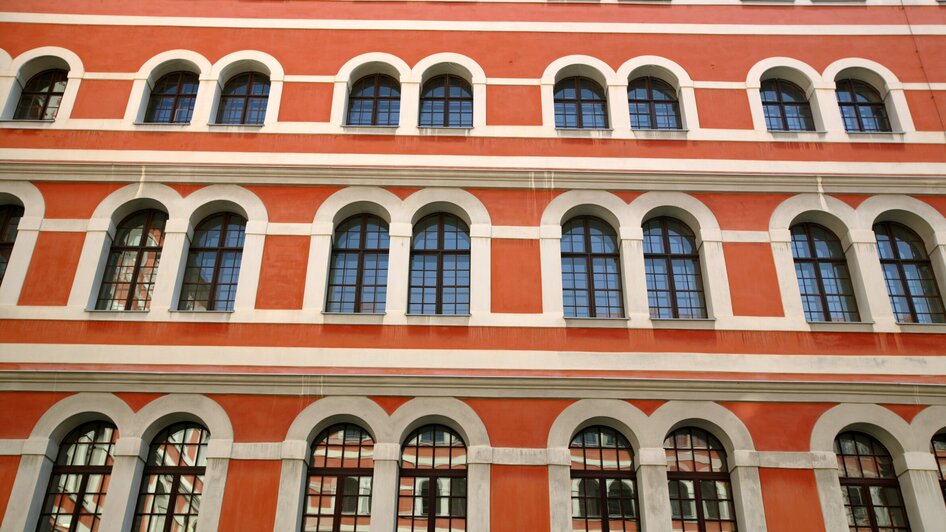 Fassade des Priesterseminars in Graz mit symmetrischen Fenstern. | © Graz Tourismus - Harry  Schiffer