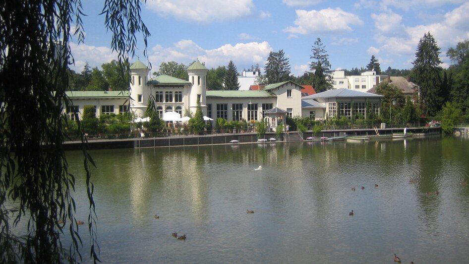 Idyllische Aussicht auf das Purberg Restaurant in Graz am Hilmteich, umgeben von Natur. | © Purberg