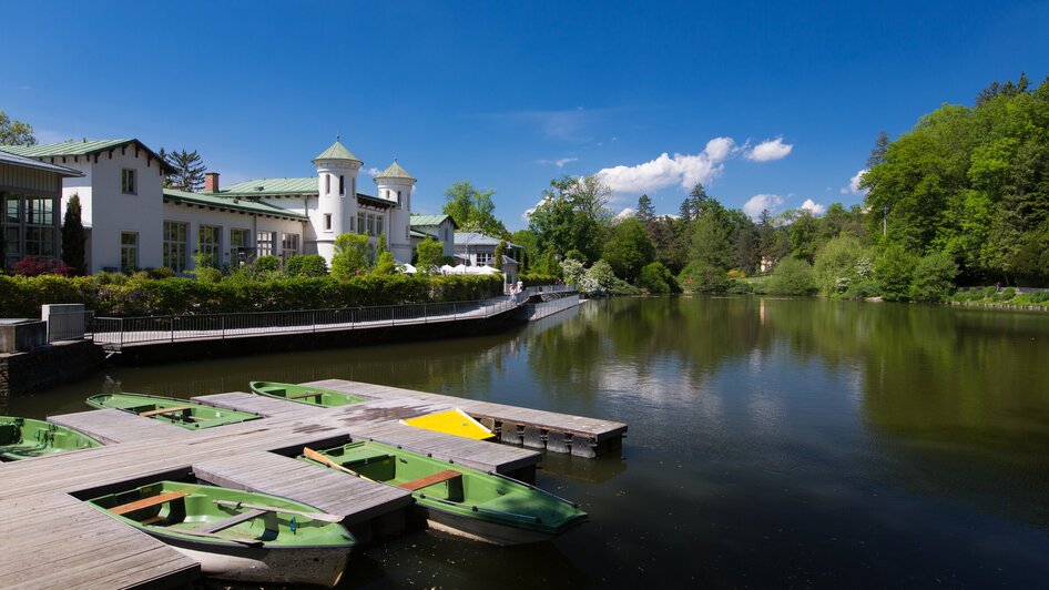 Schöner Blick auf den Hilmlteich in Graz mit Bootsanlegestelle und üppiger Vegetation. | © Graz Tourismus - Harry Schiffer