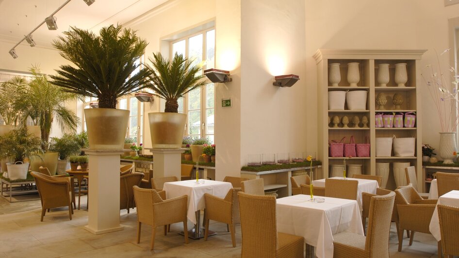 Innenansicht eines stilvollen Restaurants mit Pflanzen und Tischen. | © Purberg