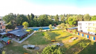 Panoramablick auf das Ragnitzbad mit Garten und Pool. | © Ragnitzbad