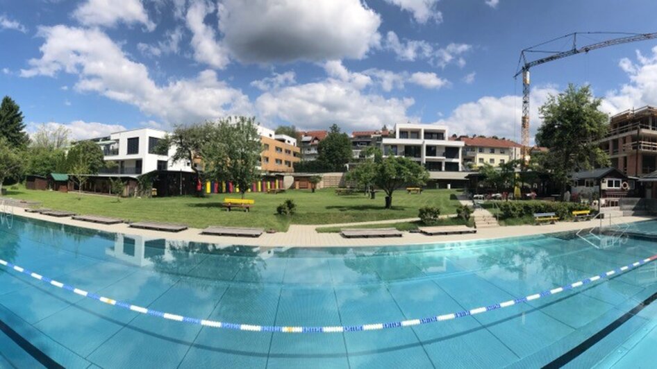 Panorama des Ragnitzbades mit Pool und Grünflächen. | © Ragnitzbad