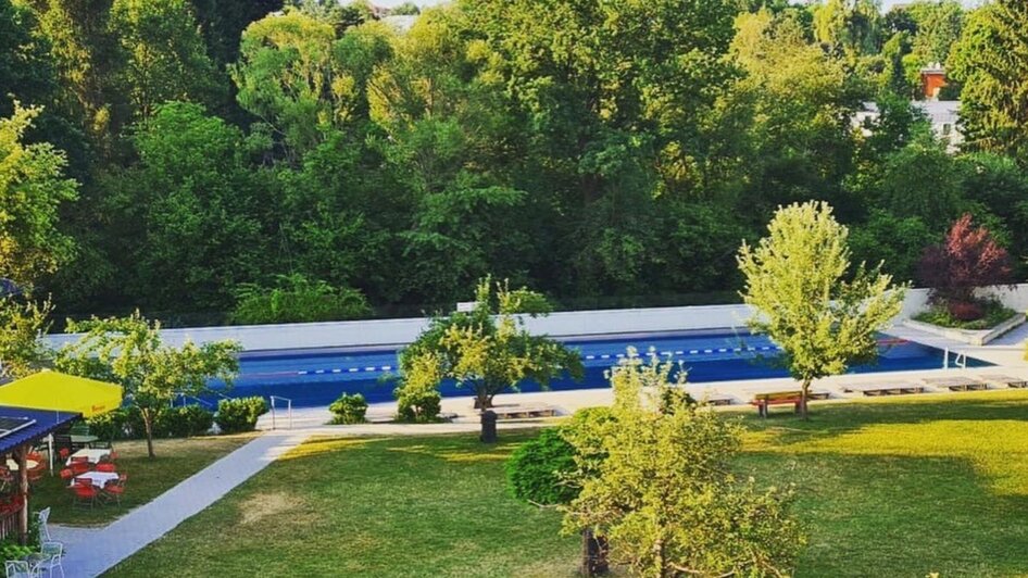 Blick auf das Ragnitzbad mit Pool und Grünflächen in Graz. | © Ragnitzbad