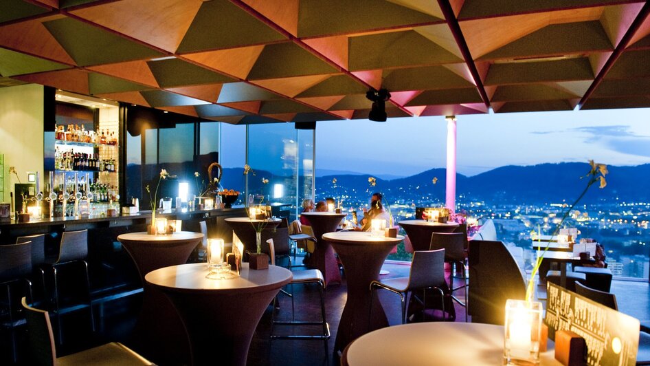 Elegantes Restaurant mit Blick auf Graz, stilvolle Einrichtung bei Nacht. | © Schlossberg - Werner Krug