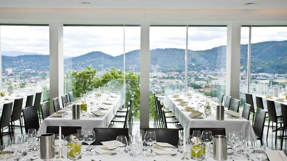 Elegantes Restaurant mit Blick auf Graz und die Berge. | © Schlossberg Restaurant