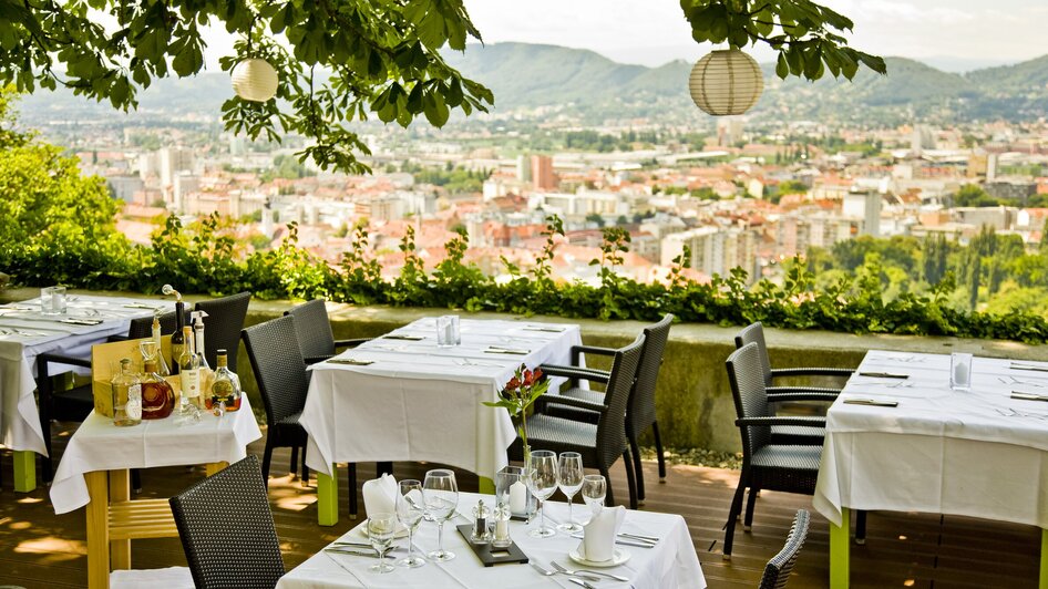 Gemütlicher Restaurantbereich mit Blick auf Graz. | © Schlossberg Restaurant - Werner Krug