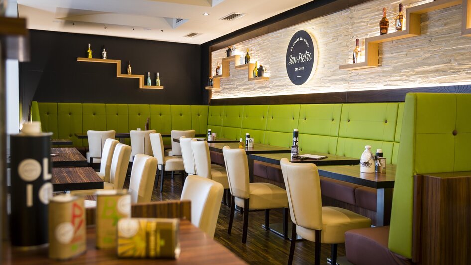 Innenansicht des San Pietro Restaurants mit stilvollem Design.