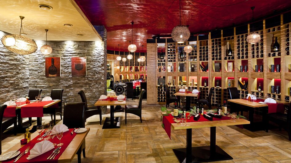 Verschiedene Tische im Restaurant mit stilvoller Einrichtung.