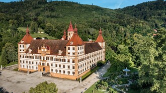 Luftbild des Schlosses Eggenberg in Graz, umgeben von grüner Landschaft. | © Graz Tourismus - Mias Photoart