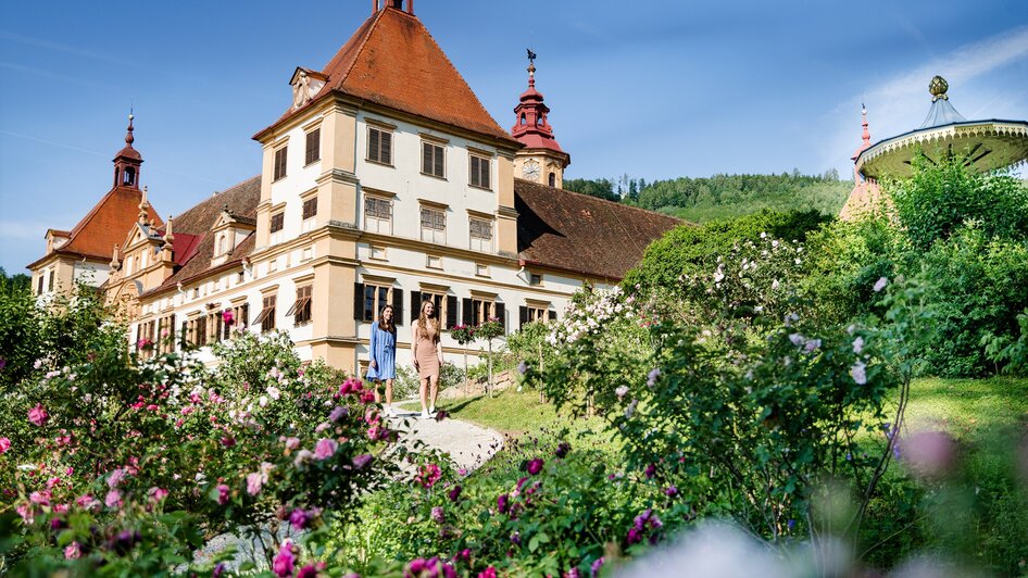 Schloss Eggenberg mit Blumen im Vordergrund in Graz. | © Graz Tourismus - Mias Photoart