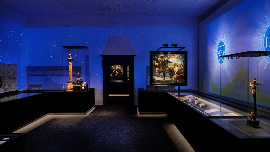 Eine Ausstellung mit stimmungsvoller Beleuchtung und Kunstwerken. | © J. Luttikhuis - OPERA Amsterdam