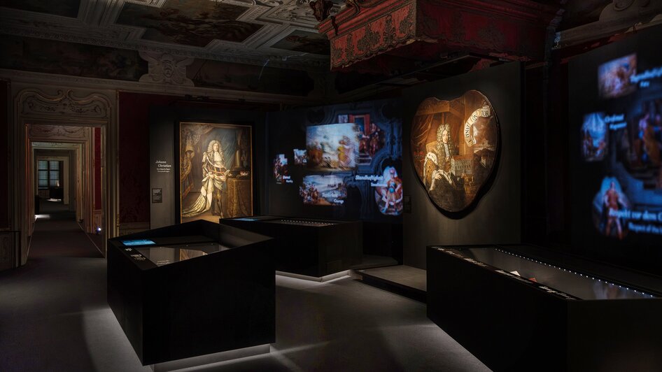 Dunkler Ausstellungsraum mit Kunstwerken und digitaler Projektion. | © J. Luttikhuis - OPERA Amsterdam