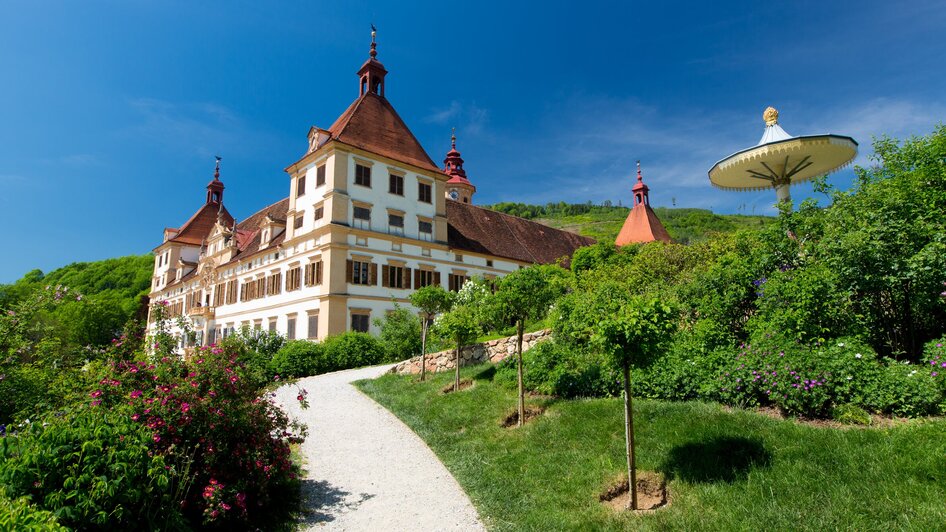 Schloss Eggenberg in Graz, umgeben von Natur und blühenden Gärten. | © Graz Tourismus - Harry Schiffer