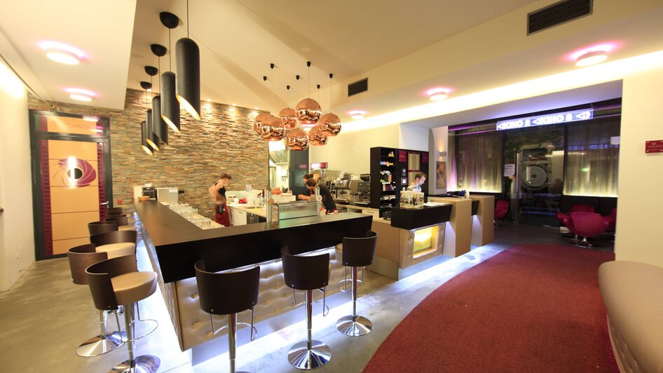 Modernes Café mit Lounge-Ambiente und Bar in Graz.