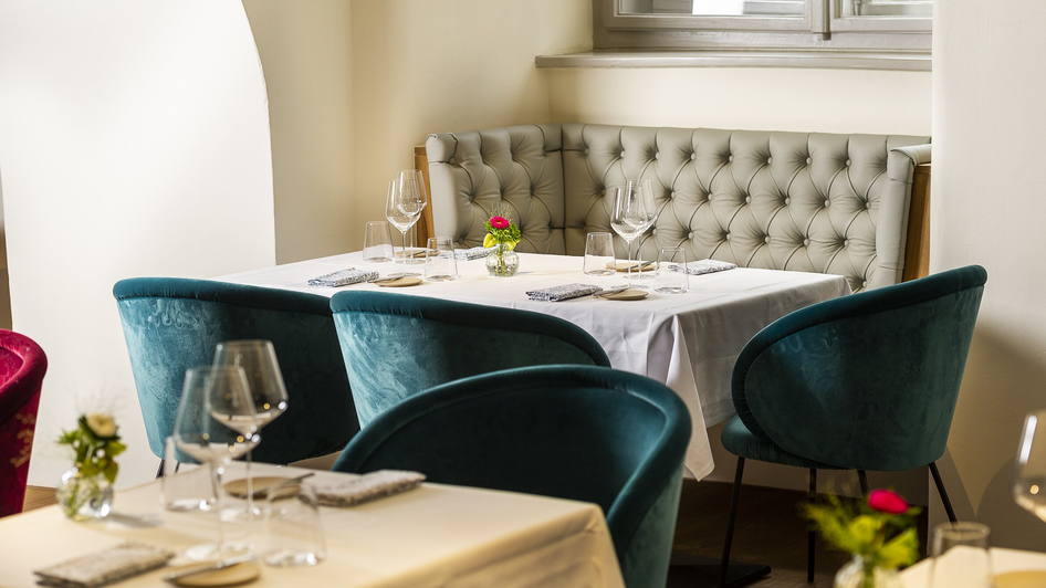 Eleganter Restaurantbereich mit stilvollen Tischen und Stühlen.