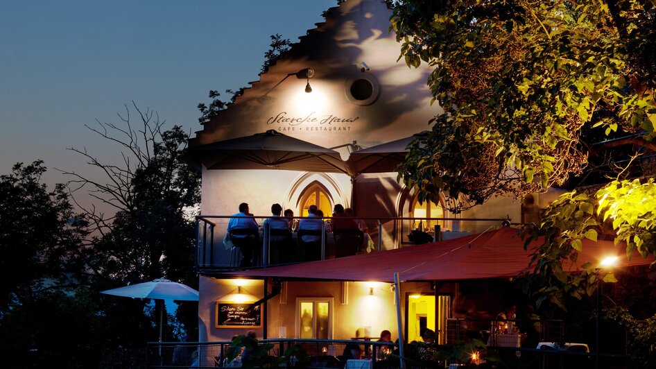 Abendliche Aussicht auf das Starcke Haus, ein Restaurant in Graz.