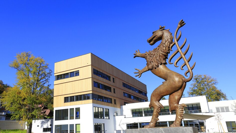 Außenansicht des Steiermarkhofs mit Skulptur des steirischen Panthers im Vordergrund.