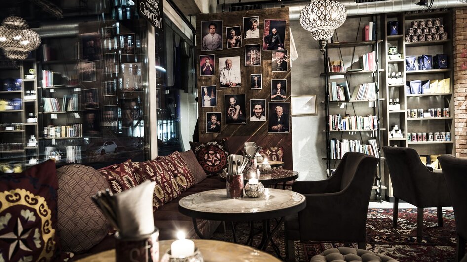 Gemütliches Café mit Bildern an der Wand und stilvollen Möbeln.