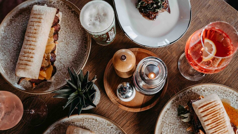 Leckeres Essen und Getränke auf einem gedeckten Tisch in Graz. | © Antonia Baumgartner