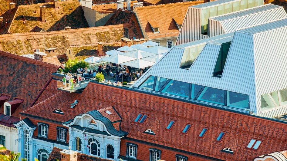 Blick auf das Freiblick Tagescafé in Graz mit Dachterrasse.