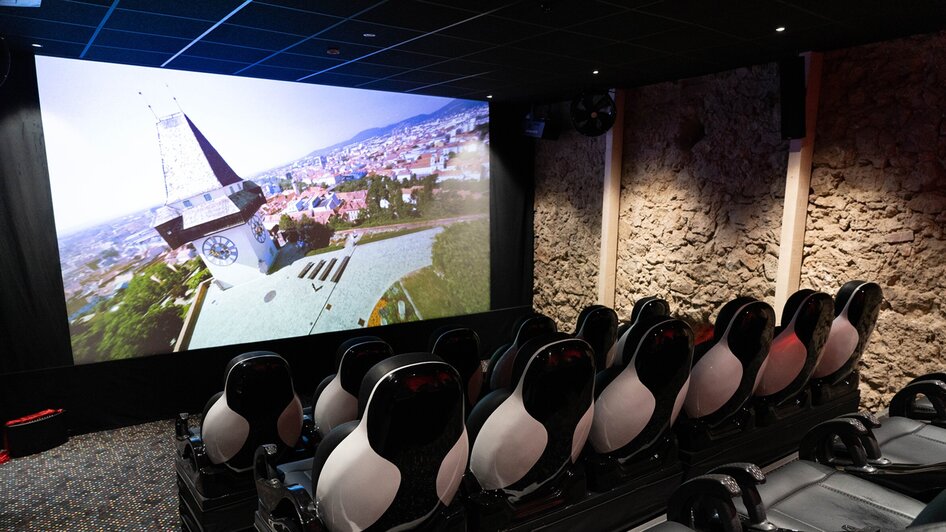 Das Erlebniskino in Graz mit einer großen Leinwand und speziellen Sitzen.
