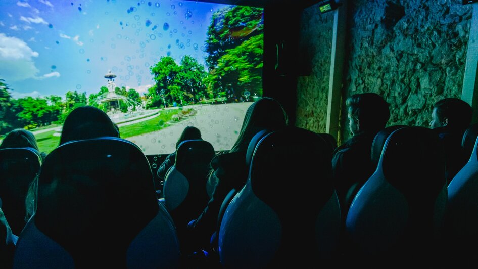 Besucher im 4D-Kino erleben eine immersive Filmvorführung.