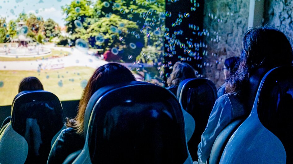 Besucher im 4D-Kino mit beeindruckenden Spezialeffekten.