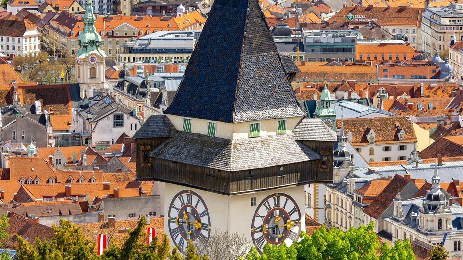 Der Grazer Uhrturm thront über der Stadt Graz und bietet einen Blick auf die Stadt.