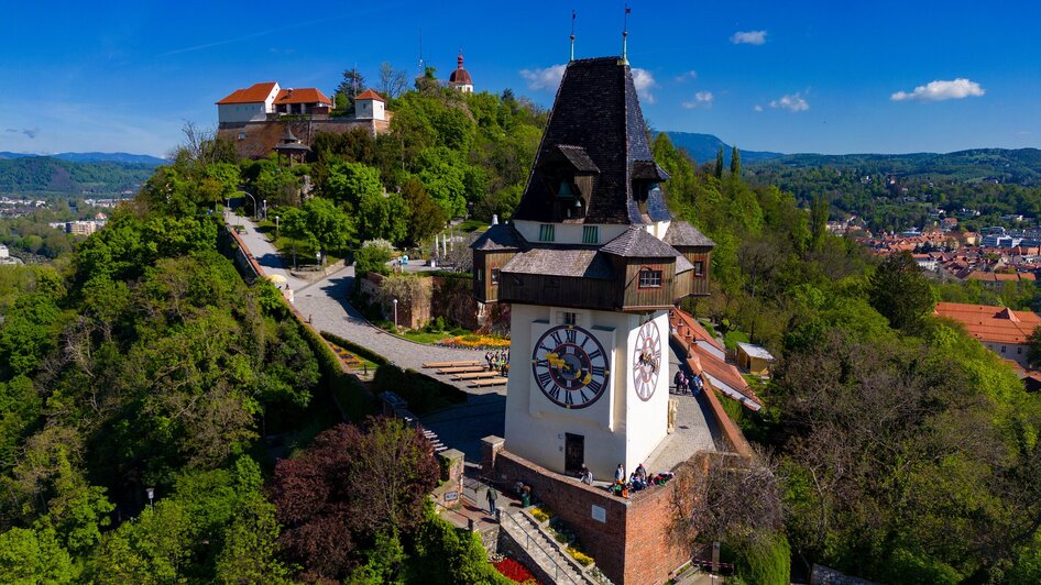 Der Grazer Uhrturm steht majestätisch auf dem Schlossberg.