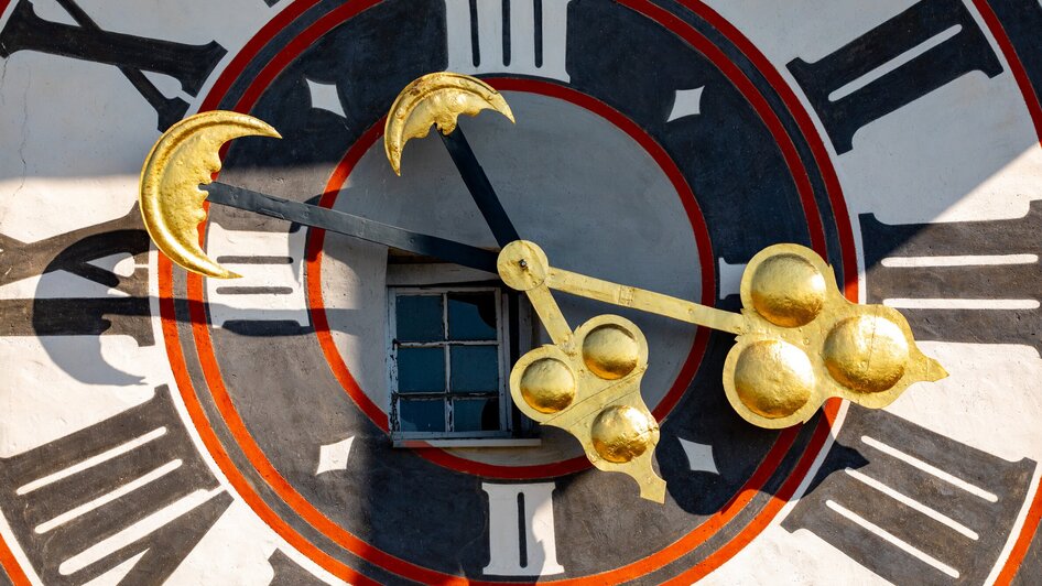 Goldene Uhrzeiger am Grazer Uhrturm auf dem Schlossberg.