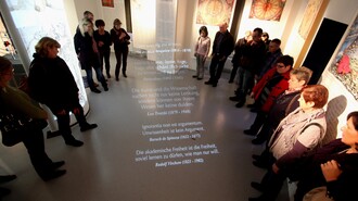 Besucher im Museum hören Zitate über Wissenschaft und Freiheit projiziert auf den Boden. | © UniGraz@Museum