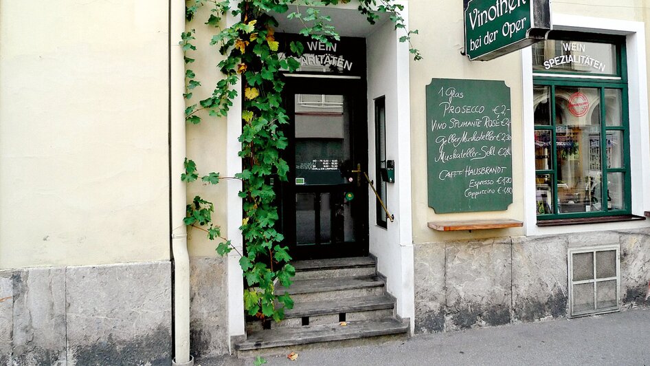 Eingang zur Vinothek bei der Oper in Graz mit grüner Rebe. | © Vinothek bei der Oper