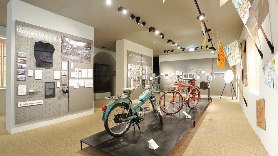 Einblick in die Ausstellung mit Fahrrädern und Plakaten im Volkskundemuseum.