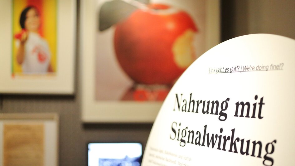 Ausstellungsauschnitt im Volkskundemuseum über Signalwirkungen von Nahrung.