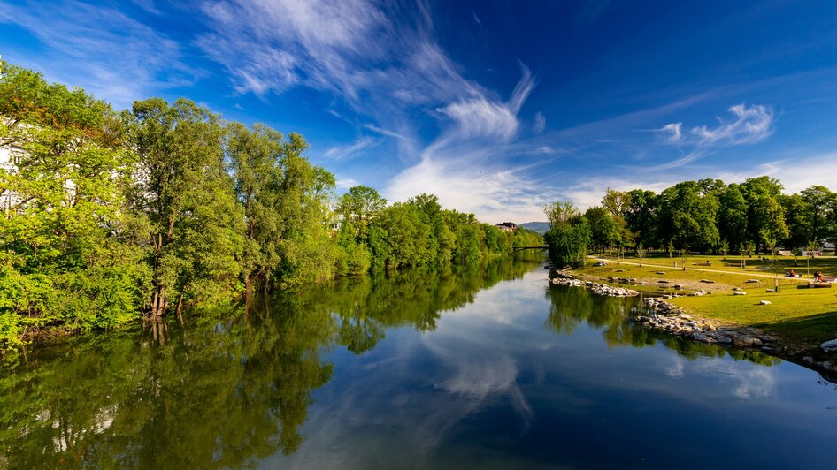 Ruhe der Augartenbucht in Graz | © Graz Tourismus - Harry Schiffer Idyllische Szenerie an der Augartenbucht in Graz mit spiegelndem Wasser und grünem Ufer. | © Graz Tourismus - Harry Schiffer