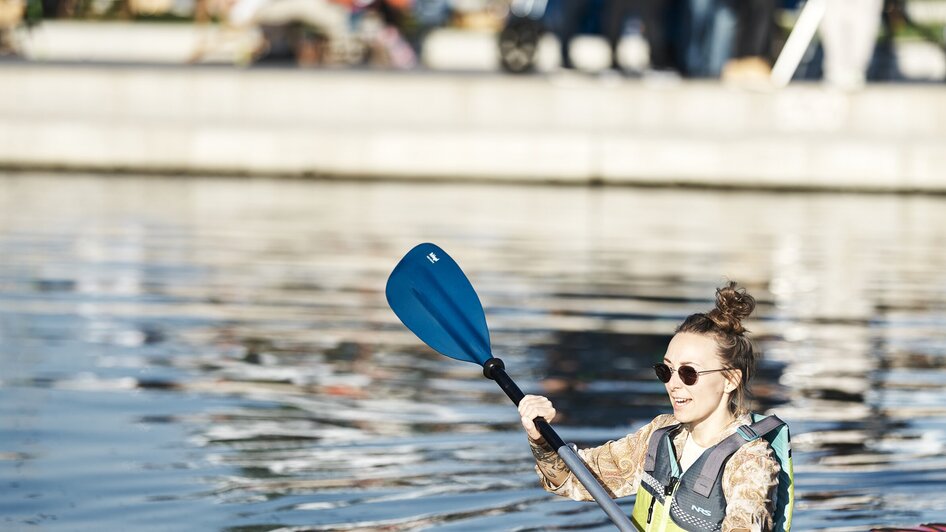 Boot-Verleih am Stadtstrand in Graz | © Stefan Leitner Eine Person paddelt in einem Kajak am Stadtstrand in Graz. | © Stefan Leitner