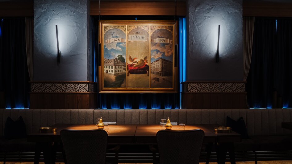 Elegantes Restaurant mit Kunstwerk und stilvollem Ambiente.