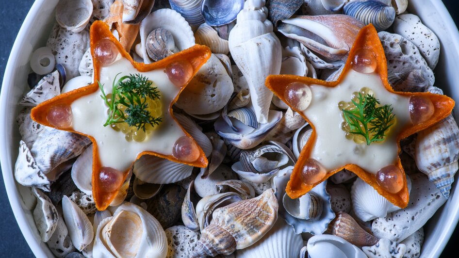 Elegante Vorspeise in Muscheln präsentiert, kreative Garnitur.
